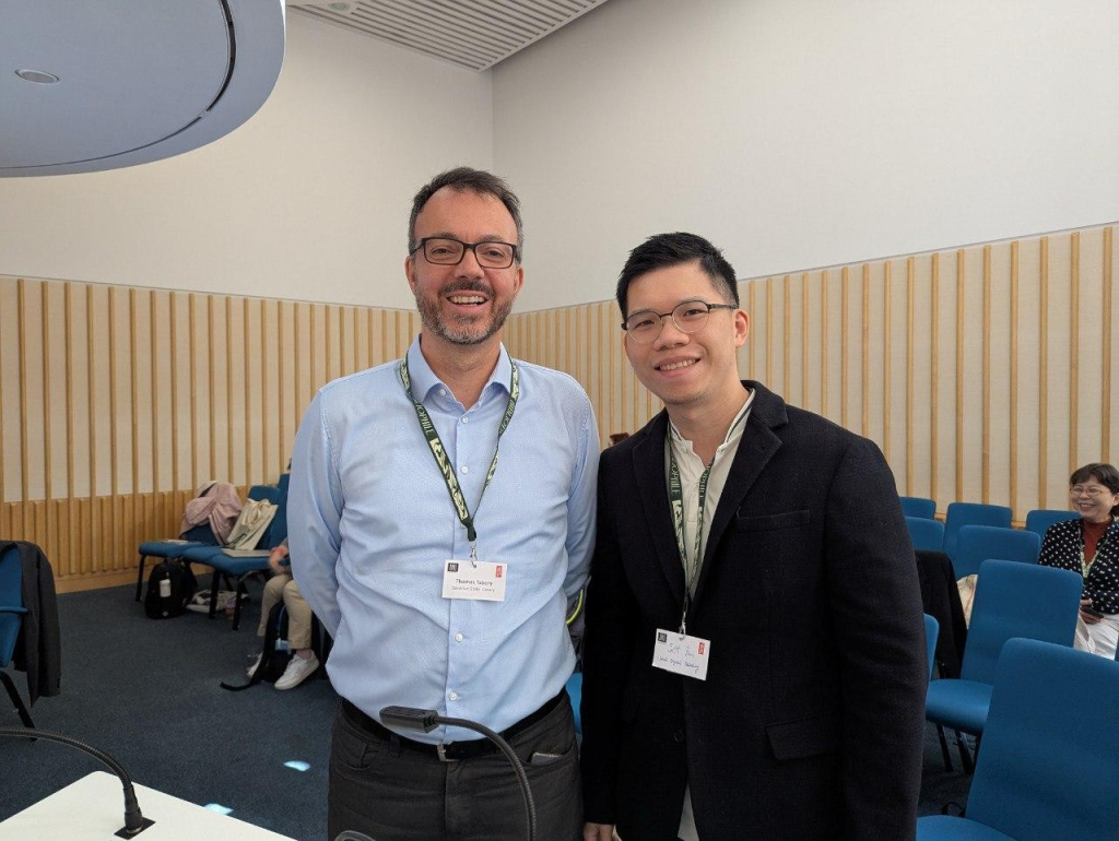 與巴伐利亞州立圖書館館員 Dr. Thomas Tabery 合影。A photo with Dr. Thomas Tabery from the Bavarian State Library.