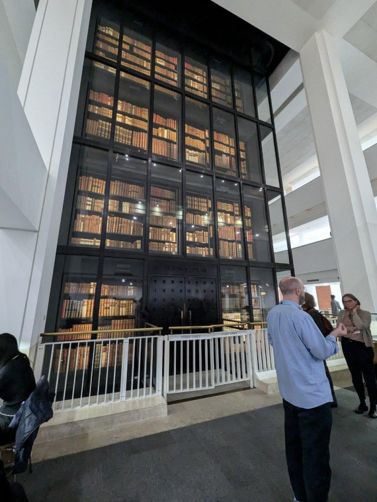 大英圖書館的工作人員介紹整體圖書館的「Treasures」 館藏，此系列收藏古今中外諸多名人之手稿。An introduction of the British Library’s “Treasures” collection, which includes manuscripts by renowned figures from various eras and cultures.