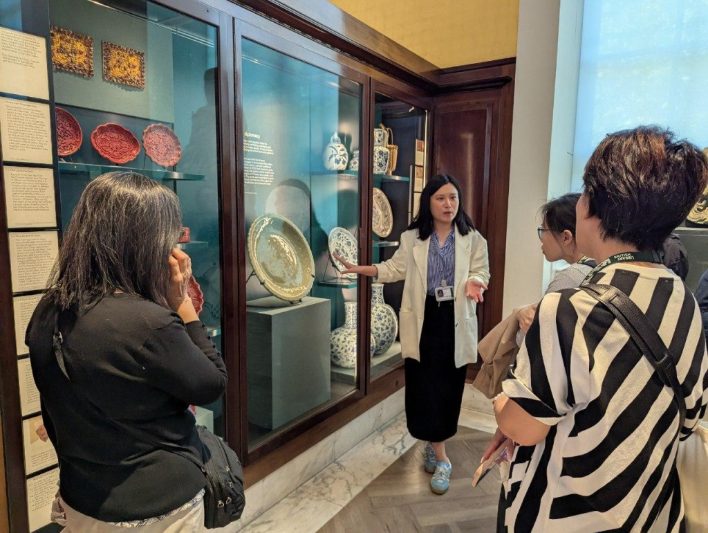 大英博物館中國文物展區的解說員介紹宋代瓷器。A guide at the British Museum’s Chinese Antiquities Gallery introducing Song Dynasty ceramics.
