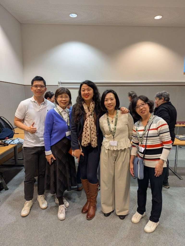 聯合百科與圖書館館員 - 劍橋大學圖書館何妍博士和其他參展廠商合影。A group photo of UDP and librarians — Dr. Yan He from the Cambridge University Library — together with other exhibitors.