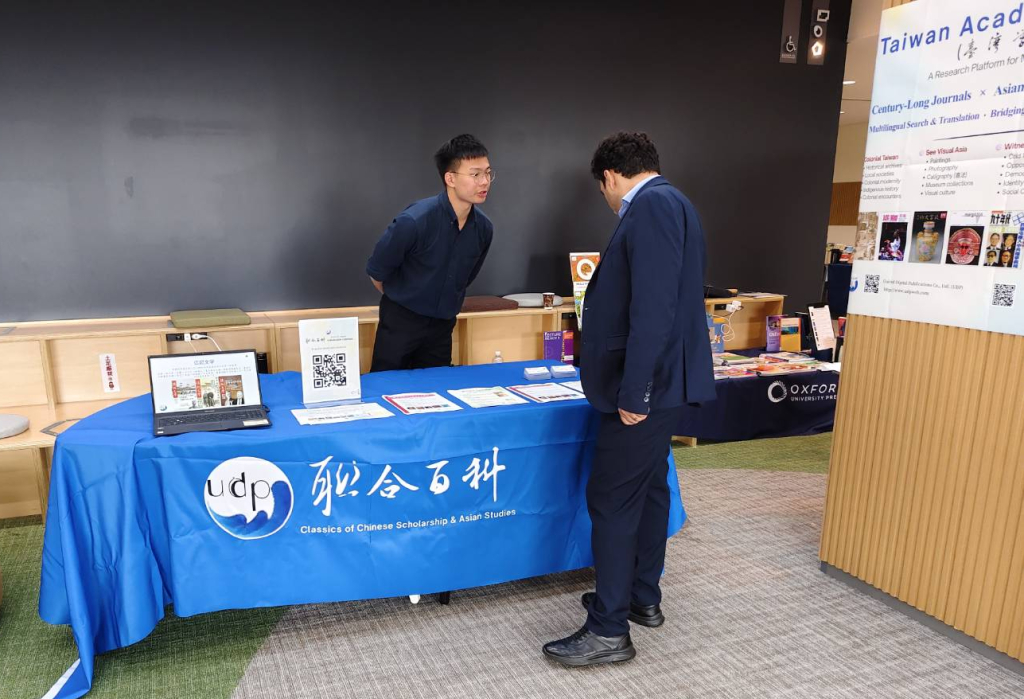曾凱文向與會者介紹聯百產品