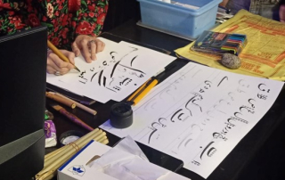 伊斯蘭書法課上，老師展示納斯塔利克體（Nastaliq）書法。圖片來源：作者。